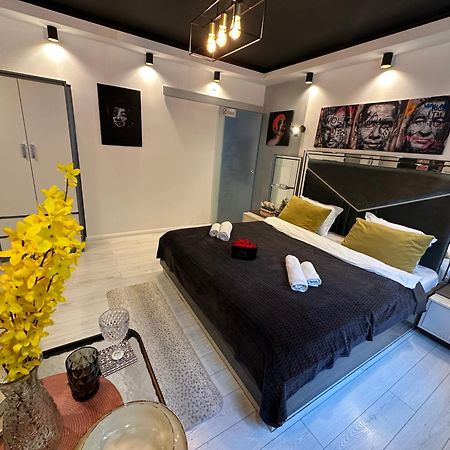 The Fame - Modern Studio In Top Location & Parking Craiova Exterior photo