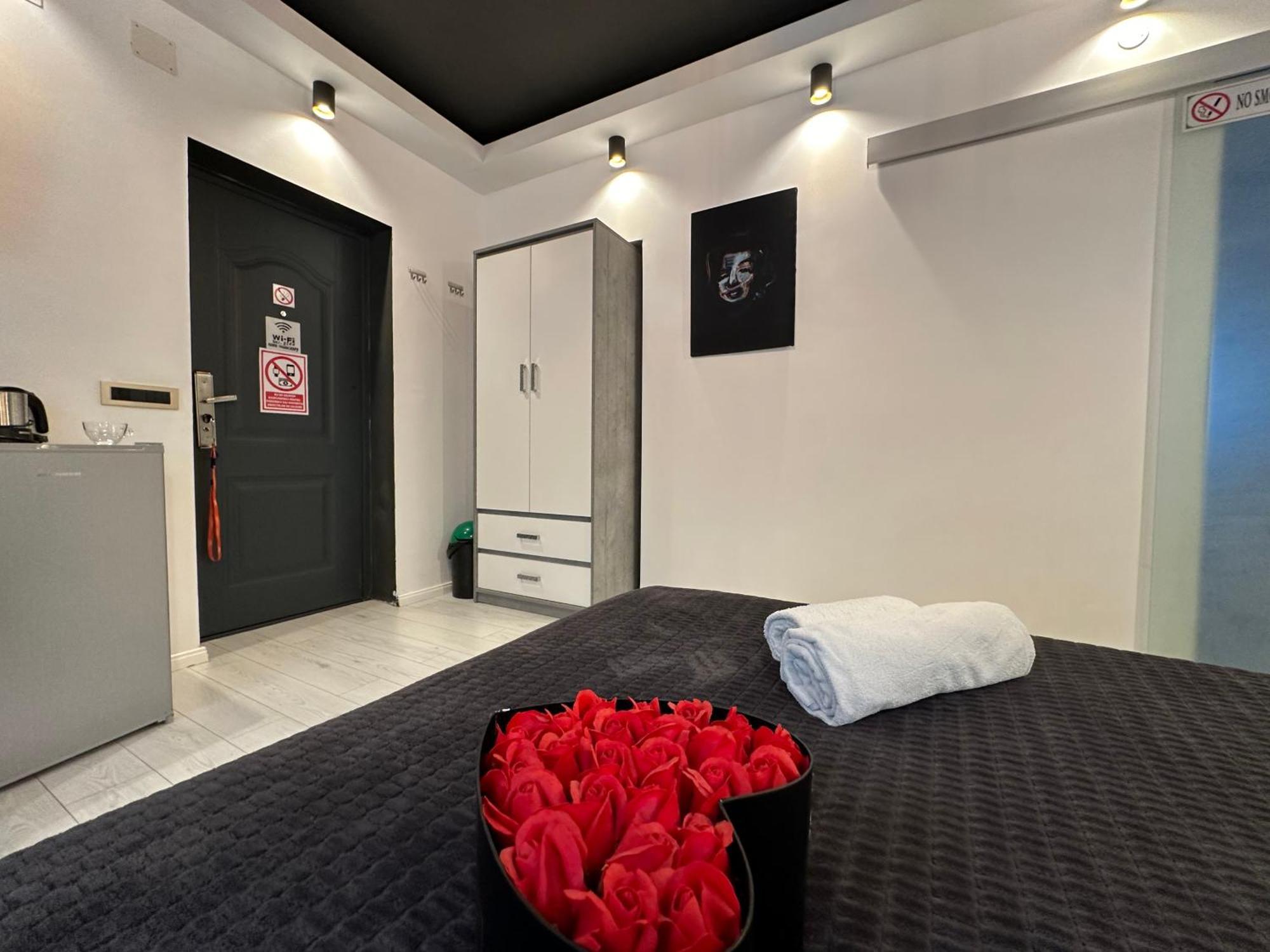 The Fame - Modern Studio In Top Location & Parking Craiova Exterior photo