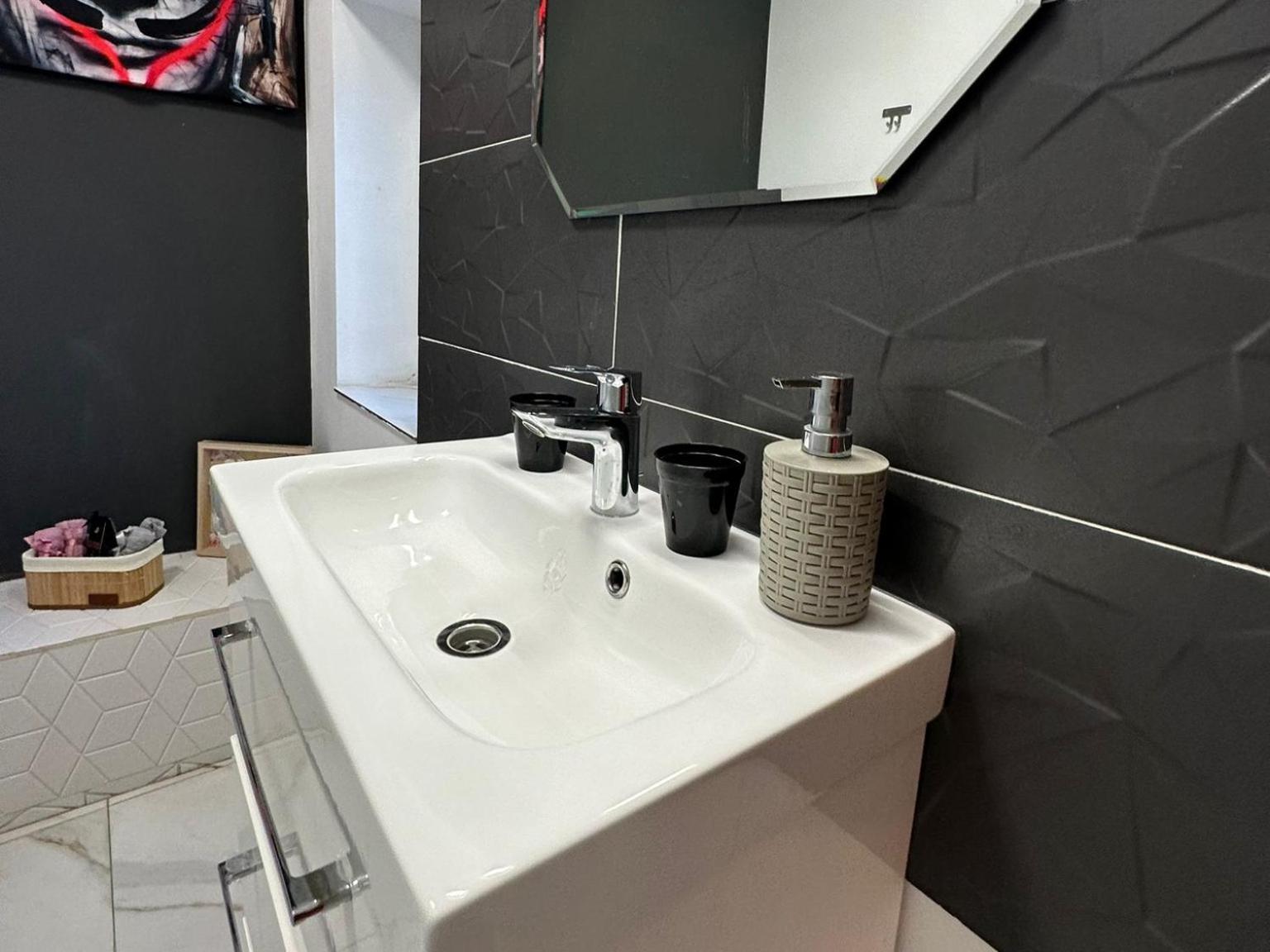 The Fame - Modern Studio In Top Location & Parking Craiova Exterior photo